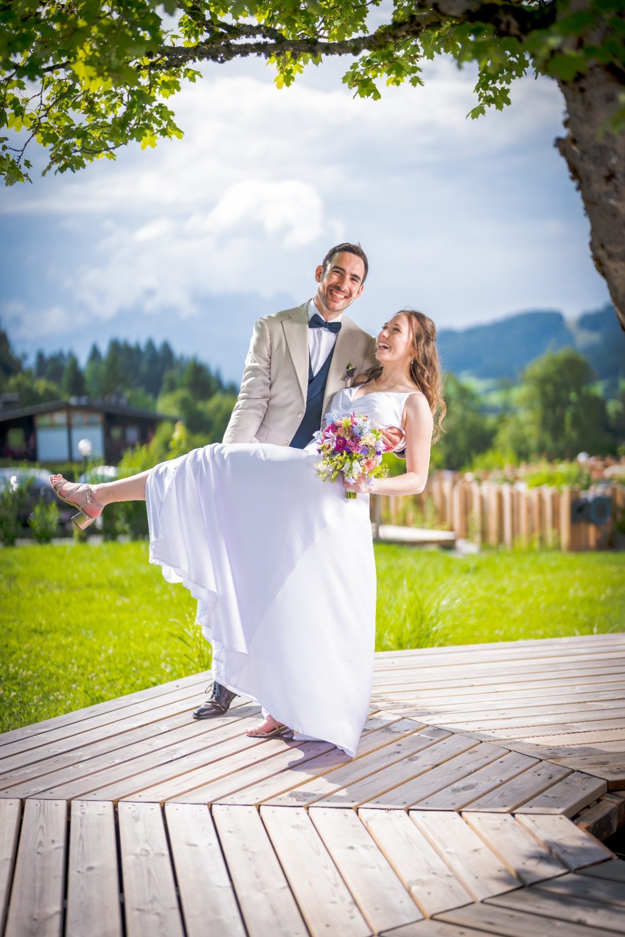 Anna-Lena & Daniel lachen, Braut wird getragen